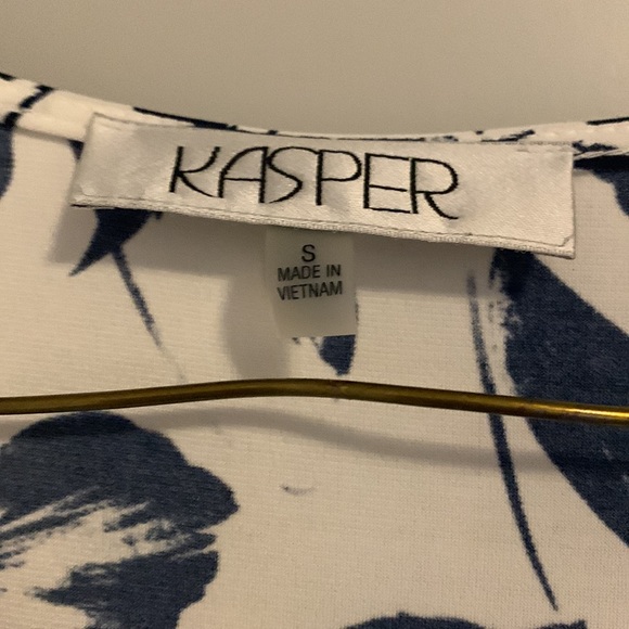 Kasper Black and White Floral Blouse Size Small EUC - Picture 3 of 5